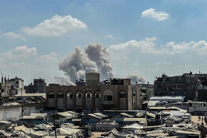 Columnas de humo por ataques de Israel contra Jan Yunis, en el sur de la Franja de Gaza