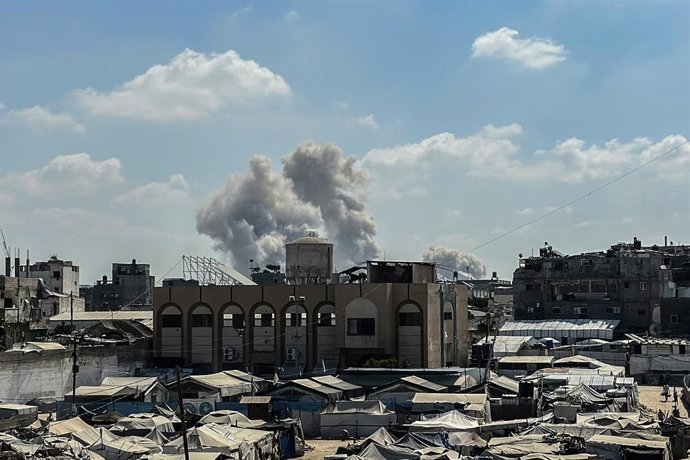 4 de setembro de 2026, Territórios Palestinos, Khan Yunis: Fumaça se eleva após o exército israelense ter realizado operações de demolição em Khan Yunis. O exército está pedindo aos palestinos deslocados que evacuem as áreas vizinhas. Foto: Abed Rahim Kha