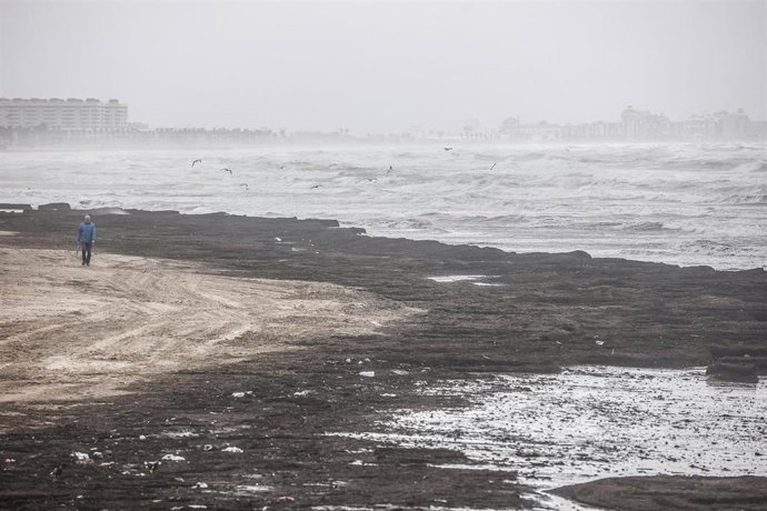 Archivo - Una persona pasea por la Playa de la Malvarrosa, a 25 de marzo de 2022, en Valencia, Comunidad Valenciana (España). 