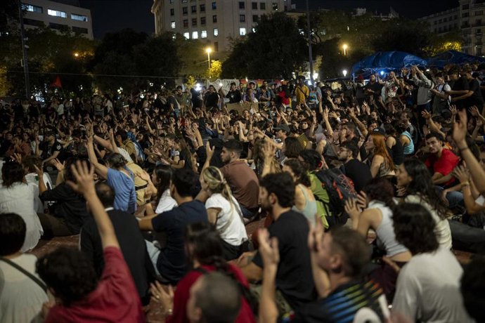 Momento de la acampada por el derecho a la vivienda en la plaza de Catalunya de Barcelona, este jueves por la noche