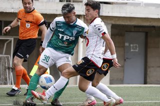 Futbol, Santiago Wanderers vs Rangers de Talca. Fecha 23, Liga de Ascenso 2025. El jugador de Santiago Wanderers Ethan Espinoza,controla la pelota durante el partido de la liga de ascenso realizado en el estadio Lucio Fariña de Quillota,