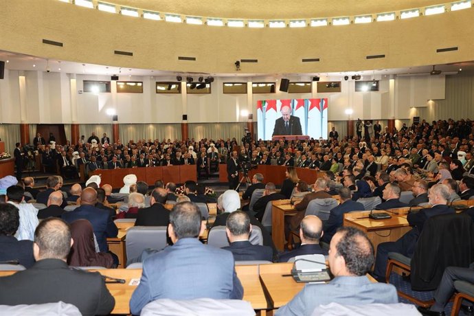 Archivo - Abdelmayid Tebún se dirige a la nación desde el Parlamento