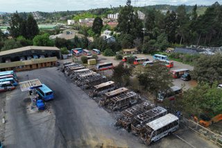 Villa Alemana, 1 de octubre 2026  Incendio deja 14 buses quemados, pertenecientes a trayectos interurbanos, en garita Nandu, ubicada en el sector de Pena Blanca en Villa Alemana  Sebastian Cisternas/Aton Chile