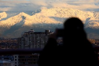 Santiago 12 de junio 2025. Atardecer luego de la lluvia en la Region Metropolitana. Jonnathan Oyarzun/Aton Chile