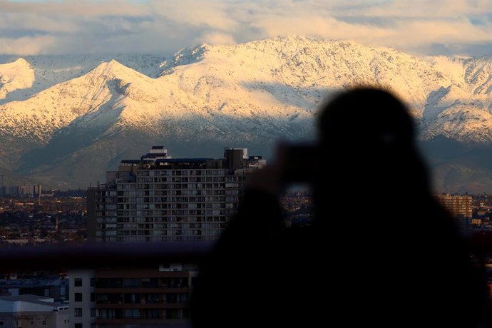 Santiago 12 de junio 2025. Atardecer luego de la lluvia en la Region Metropolitana. Jonnathan Oyarzun/Aton Chile