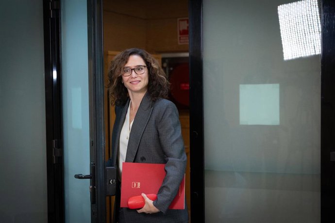 La presidenta de la Comunidad de Madrid, Isabel Díaz Ayuso, durante un pleno en la Asamblea de Madrid, a 1 de octubre de 2026, en Madrid (España).