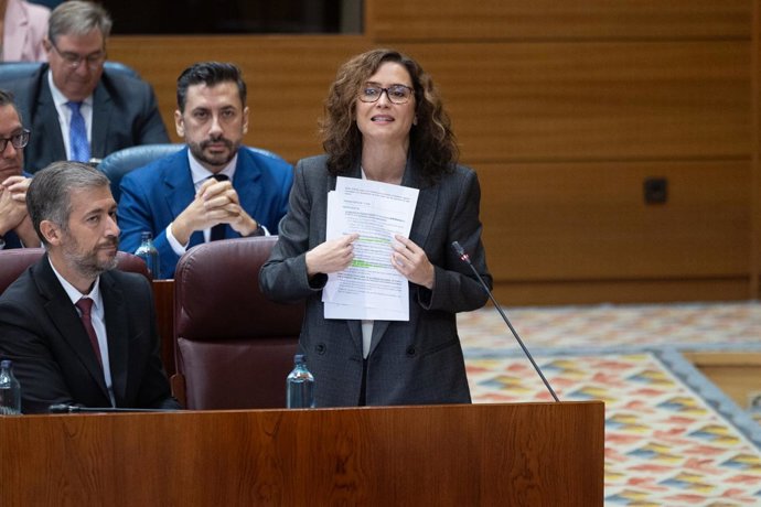 El consejero de Presidencia, Justicia y Administración Local de la Comunidad de Madrid, Miguel Ángel García Martín (1 fila, 2d), y la presidenta de la Comunidad de Madrid, Isabel Díaz Ayuso