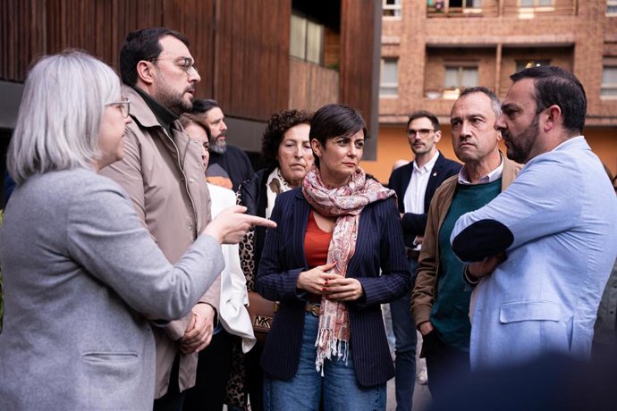 Archivo - (I-D) La presidenta de CASA 47 , Leire Iglesias y la ministra de Vivienda y Agenda Urbana, Isabel Rodríguez; durante su visita a las viviendas públicas propiedad de CASA 47, entidad estatal de vivienda, a 18 de marzo de 2026, en Mieres, Asturias