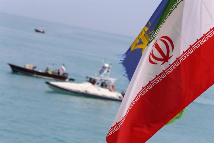 Archivo - April 29, 2024, Persian Gulf, Bushehr, Iran: Islamic Revolutionary Guard Corps (IRGC) speed boats are sailing along the Persian Gulf as the Iranian and IRGC flags are waving during the IRGC marine parade to commemorate Persian Gulf National Day 