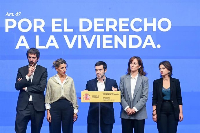 (I-D) El ministro de Cultura, Ernest Urtasun; la vicepresidenta seguda y ministra de Trabajo, Yolanda Díaz; el ministro de Derechos Sociales, Pablo Bustinduy; la ministra de Sanidad, Mónica García, y la ministra de Juventud, Sira Rego.