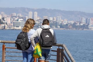 Viña del Mar 13 de Septiembre de 2026  Turistas y personas del sector, recorren el borde costero en el sector del Muelle Vergara,  aprovechando los días primaverales en la zona central.  Manuel Lema/ Aton Chile