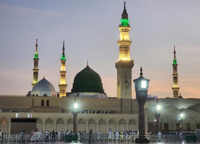 Archivo - Arquivo - 7 de julho de 2023, Medina, Medina, Arábia Saudita: Muçulmanos visitam a Al-Masjid an-Nabawi após concluir a peregrinação do hajj, em Medina, Arábia Saudita, em 8 de julho de 2023