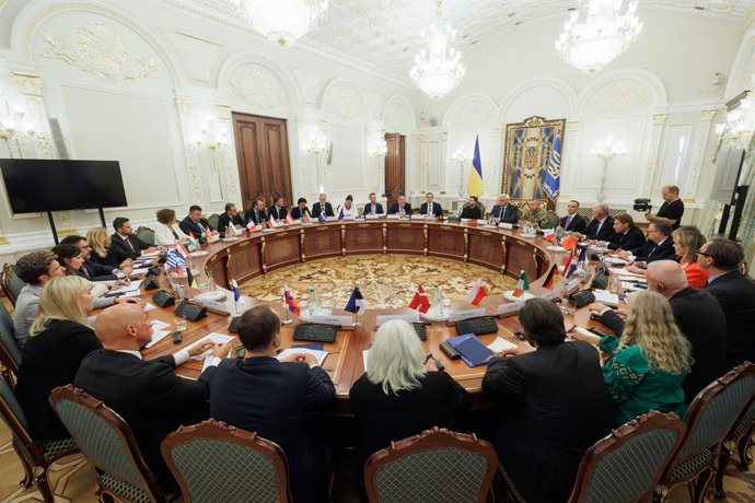 O presidente ucraniano, Volodimir Zelenski, se reúne com os embaixadores dos países membros da UE na Ucrânia.