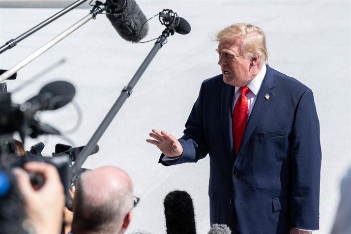 El presidente de Estados Unidos, Donald Trump, habla con los periodistas antes de partir de la Casa Blanca hacia Denton, Texas.