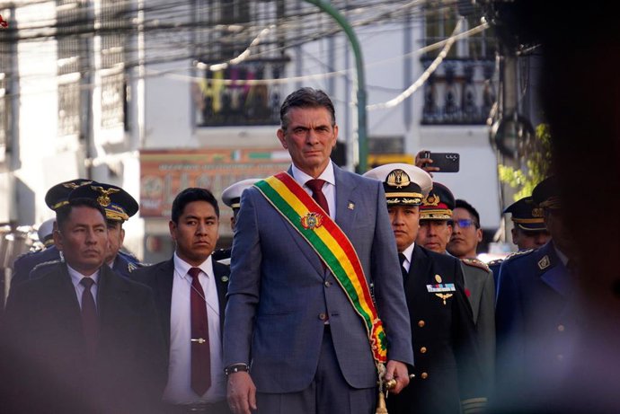 Archivo - El presidente Bolivia, Rodrigo Paz, sostiene una pequeña antorcha durante el desfile cívico-militar en el centro de la ciudad