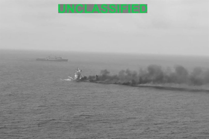 Imagens divulgadas pelo Comando Sul (SOUTHCOM) do Exército dos Estados Unidos mostrando a destruição de uma embarcação atribuída à organização criminosa equatoriana Los Choneros