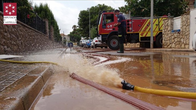 Archivo - Bomberos achican agua en una calle de Benicàssim (Castellón) tras las lluvias torrenciales en imagen de archivo