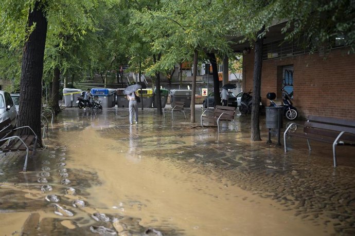 Una persona camina por la calle en el barrio de Canyelles-Nou Barris, a 29 de septiembre de 2026, en Barcelona, Catalunya (España).