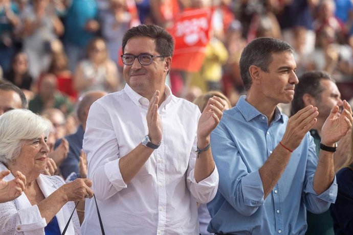El secretario general del PSOE y presidente del Gobierno, Pedro Sánchez (d), acompañado del secretario general del PSOE de Madrid, candidato a la Presidencia de la Comunidad de Madrid y ministro para la Transformación Digital y de la Función Pública, Ósca