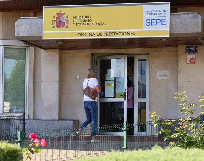 Archivo - Una mujer entra a una oficina del SEPE, a 4 de junio de 2024, en Villalba, Madrid (España). El número de parados registrados en las oficinas de los servicios públicos de empleo bajó en 58.650 personas en mayo en relación al mes anterior, lo que 