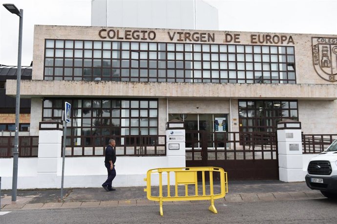 Archivo - Un hombre pasa por la puerta del colegio privado Virgen de Europa, a 17 de octubre de 2022, en Boadilla del Monte, Madrid (España).
