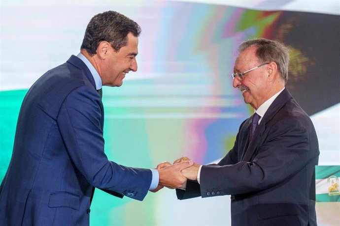El presidente de la Junta de Andalucía, Juanma Morenos (i) y el presidente de la Ciudad Autónoma de Ceuta, Juan Jesús Vivas (d) durante el encuentro del día de hoy. A 1 de octubre de 2026 en Sevilla, Andalucía (España). El presidente de la Junta de Andalu