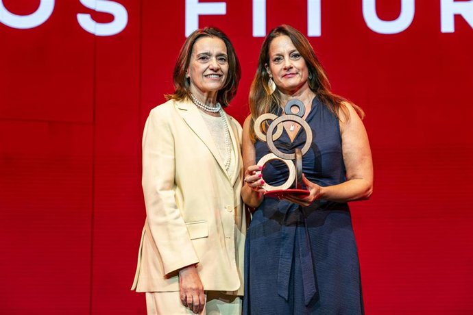 La directora general de Cantur, Inés Mier, recoge de manos de la directora de Fitur, María Valcarcel, el Premio al Estand Sostenible