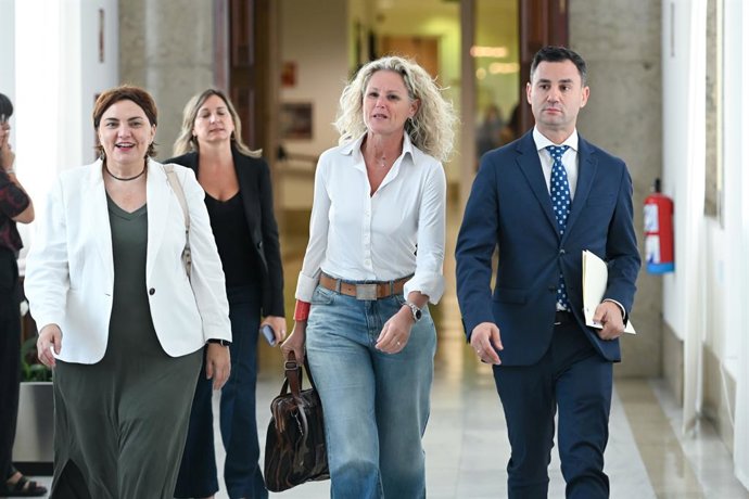 La  portavoz de la Comisión Ejecutiva Federal (CEF) del PSOE, Montse Mínguez (c), a su llegada a la Junta de Portavoces en el Congreso de los Diputados, a 29 de septiembre de 2026, en Madrid (España).