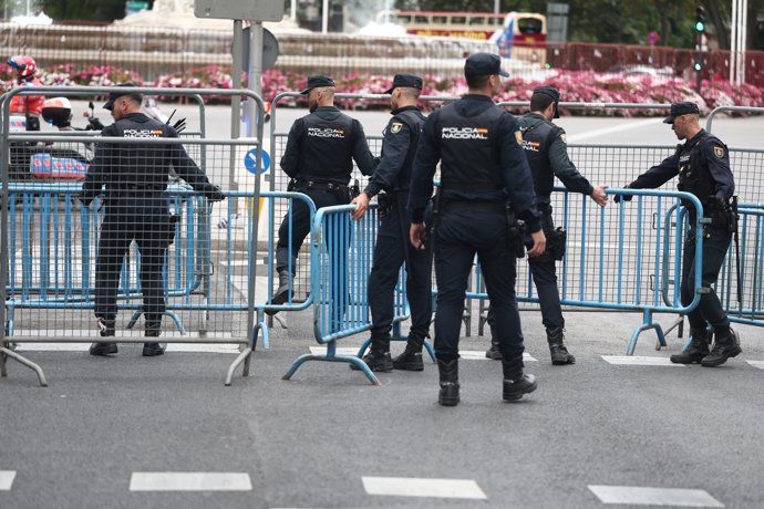 Agentes de la Policía Nacional despliegan vayas en el perímetro del Congreso de los Diputados, a 2 de octubre de 2026, en Madrid (España).