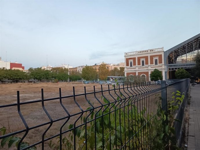 Solar en el barrio de San Bernardo donde se proyectan cerca de 200 viviendas, con la antigua estación de Cádiz al fondo