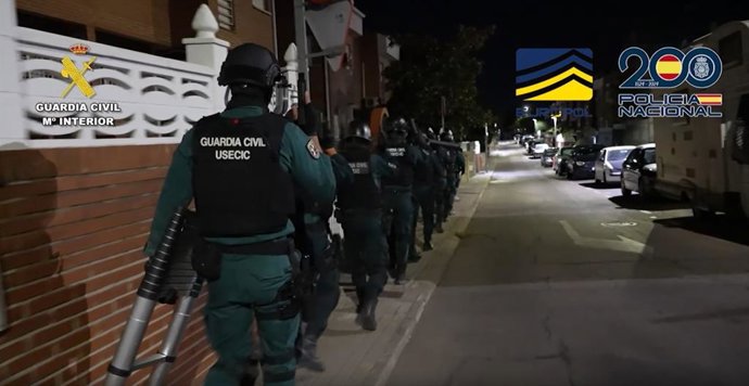 Agentes de la Policía Nacional y de la Guardia Civil han desarticulado, en una operación conjunta coordinada por Europol, una organización de narcotráfico internacional que operaba como red de blanqueo al servicio del crimen organizado.