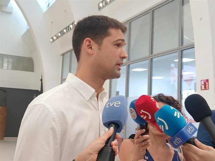 Archivo - El portavoz del PNV en el Parlamento vasco, Joseba Díez Antxustegi, en declaraciones a los medios en Bilbao.
