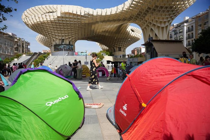 Imagen de la acampada instalada en las Setas de Sevilla en solidaridad con el desahucio de Maricarmen, como imagen de recurso