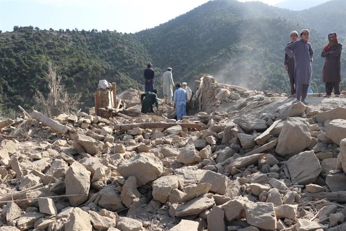 Varias personas retiran escombros en una aldea tras un ataque aéreo en la provincia de Kunar, Afganistán. 1 de octubre de 2026.