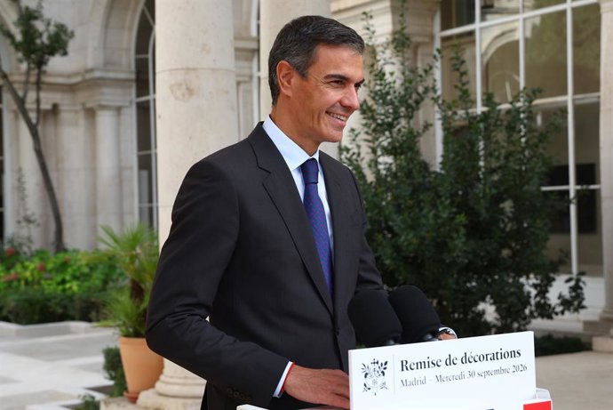 El president del Govern, Pedro Sánchez, ha assistit, junt amb el president de la República Francesa, Emmanuel Macron, a l'acte d'imposició de condecoracions que ha atorgat la República Francesa al cineasta Pedro Almodóvar i a l'escriptor Javier Cercas