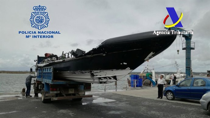 Archivo - Embarcación intervenida en una operación contra el narcotráfico.