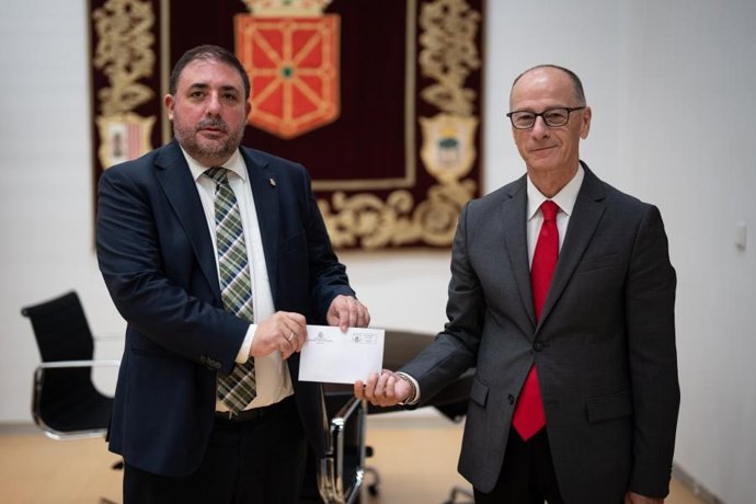 El Fiscal Superior de la Comunidad Foral de Navarra, Jaime Goyena, y el presidente del Parlamento de Navarra, Unai Hualde
