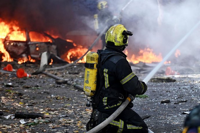 28 de setembro de 2026, Kiev, Ucrânia: Bombeiros atuam no local de um ataque com um drone russo a jato, em meio à ofensiva russa contra a Ucrânia. O prédio da clínica médica privada Dobrobut está em chamas após um segundo ataque com drone russo no centro 