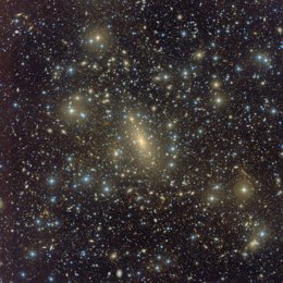 Imagen compuesta en color de IC 1101
