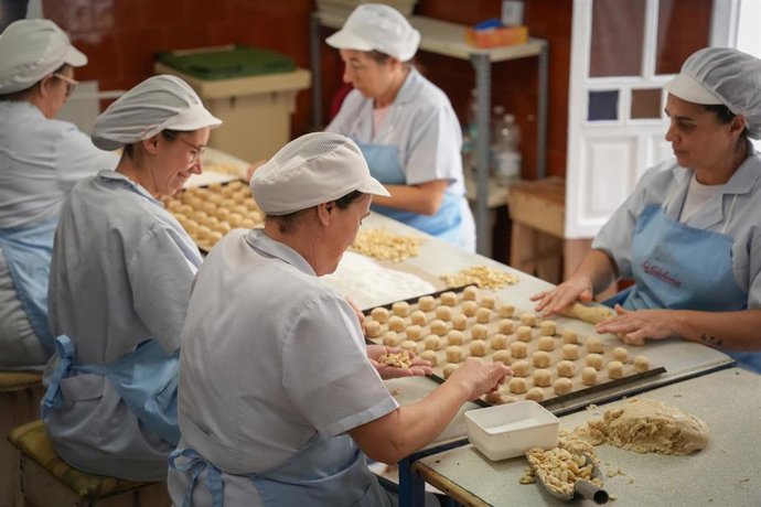 Archivo - Trabajadoras haciendo mantecados en la fábrica La Colchona. A 04 de diciembre de 2024, en Estepa, Sevilla (Andalucía, España).