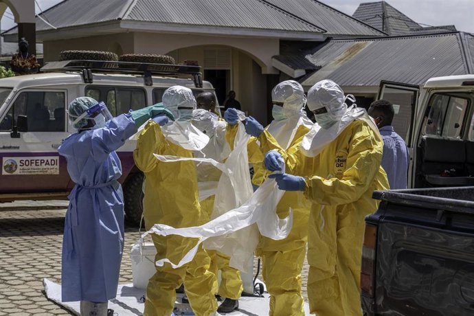 Archivo - Personal sanitario se coloca trajes de protección en Bunia, capital de la provincia de Ituri, en la República Democrática del Congo, el 25 de mayo de 2026.