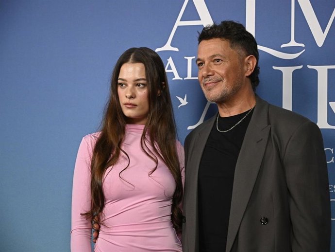 Alejandro Sanz, su hija Manuela y Stephanie Cayo: tres looks y tres formas de triunfar en un photocall