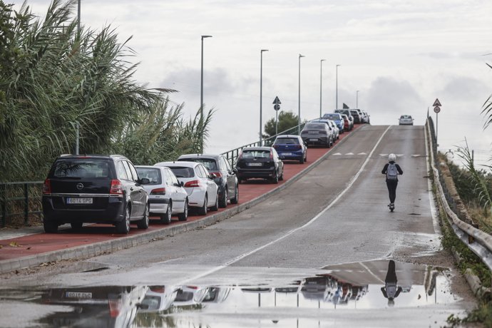 Coches aparcados en los puentes por precaución en caso de posibles inundaciones provocadas por las fuertes lluvias, a 3 de octubre de 2026, en Catarroja.