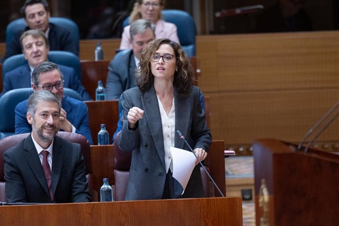 El consejero de Presidencia, Justicia y Administración Local de la Comunidad de Madrid, Miguel Ángel García Martín (1 fila, 2d), y la presidenta de la Comunidad de Madrid, Isabel Díaz Ayuso (1 fila, d), durante un pleno en la Asamblea de Madrid