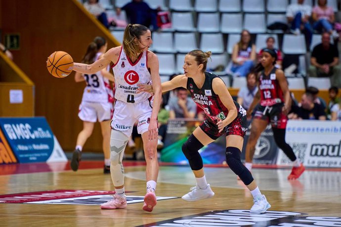 Archivo - May 4, 2025, Girona, Spain: Mariona Ortiz of Casademont Zaragoza and Sandra Ygueravide of Spar Girona seen in action during match of the Spanish Women's Basketball League Liga Femenina Endesa semi-finals game 2 between Spar Girona and Casademont