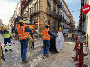 Trabajos de renovación del cableado de la calle Regina