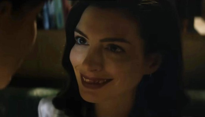 Archivo - Dakota Johnson destapa la terrible verdad de Anne Hathaway en el tráiler de Verity: La sombra de un engaño
