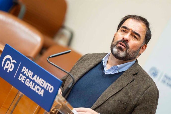 Archivo - El portavoz parlamentario del PPdeG, Alberto Pazos, en rueda de prensa.