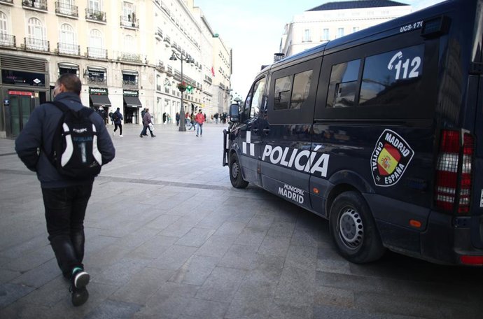 Archivo - Arxiu - Un furgó de la Policia Nacional en la Porta del Sol