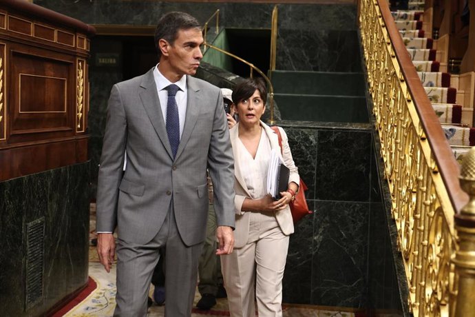El presidente del Gobierno, Pedro Sánchez, y ministra de Vivienda y Agenda Urbana, Isabel Rodríguez, a su llegada a una sesión plenaria, en el Congreso 